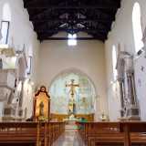 ...attraverso una porta ci spostiamo all�interno della chiesa. L�edificio religioso si presenta come un alto ambiente rettangolare ad aula unica, illuminato da finestroni gotici...